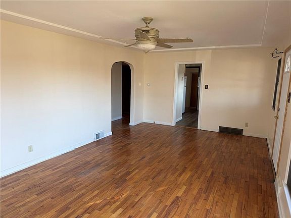 4th image of 1305 Lawrence Ave