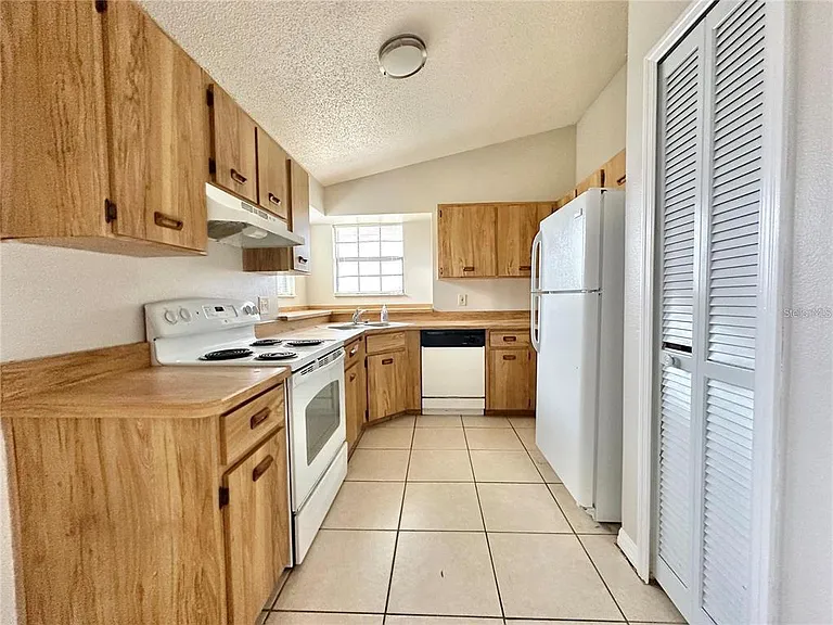 896 Mentmore Cir — Photo 8