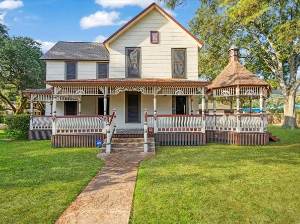 816 W Adoue St, Alvin, TX 77511
