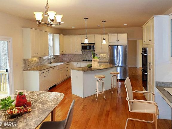 2nd image of 124 Queen Laurens Ct