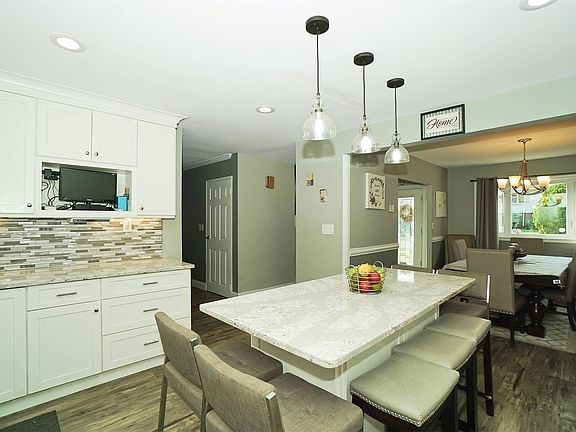 4th image of 20 Thorman Ln