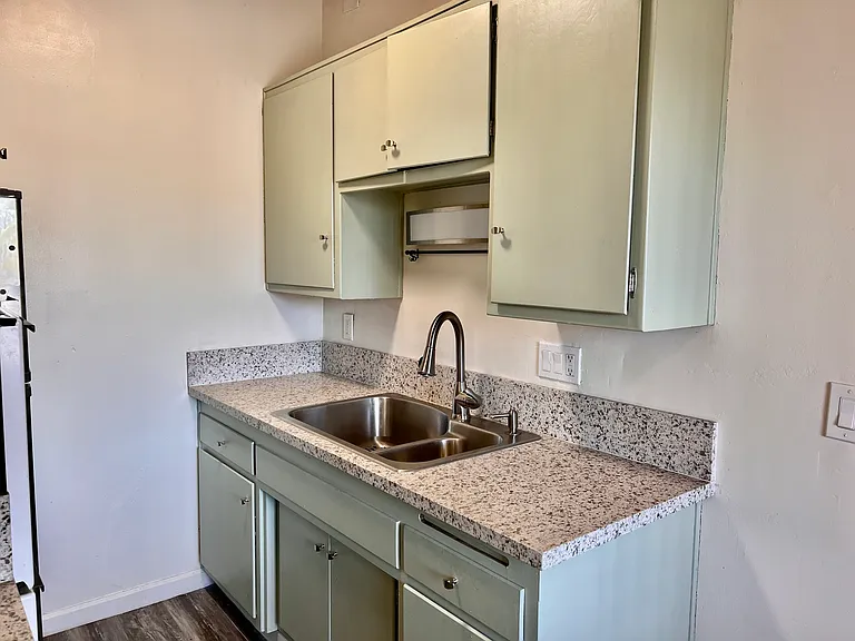 1210 W Lewis St #6 — Photo 6