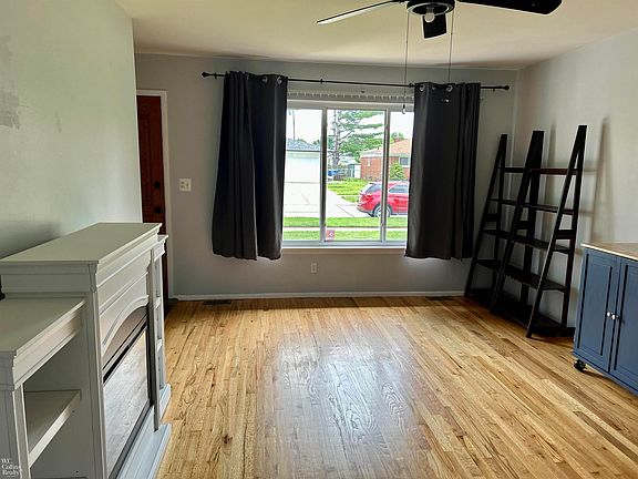 3rd image of 25219 Rubin Rd