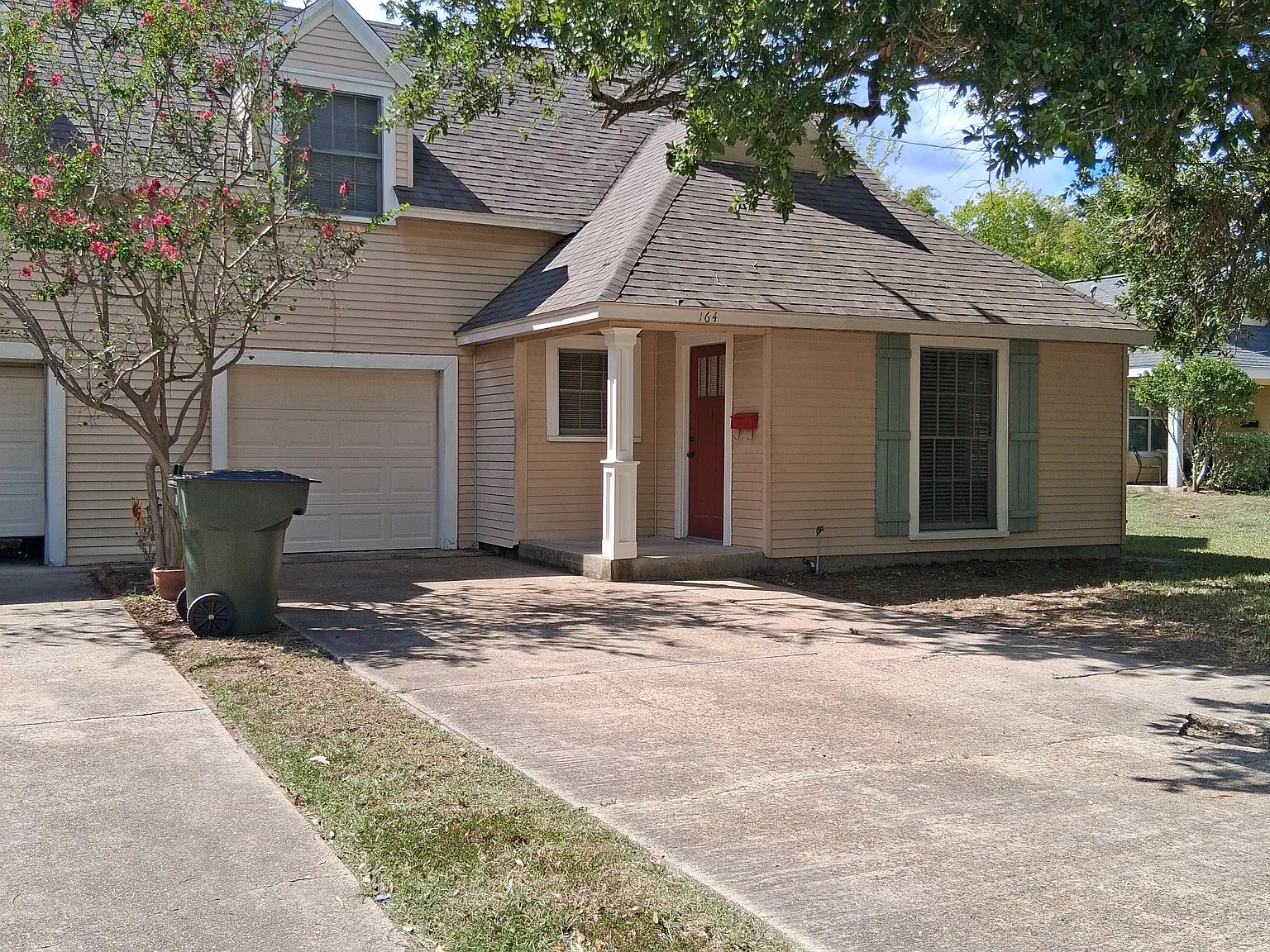 164 Arlington Dr — Photo 2