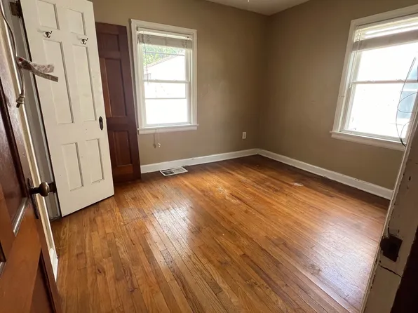 2400 E Ave NE, Cedar Rapids, IA 52402