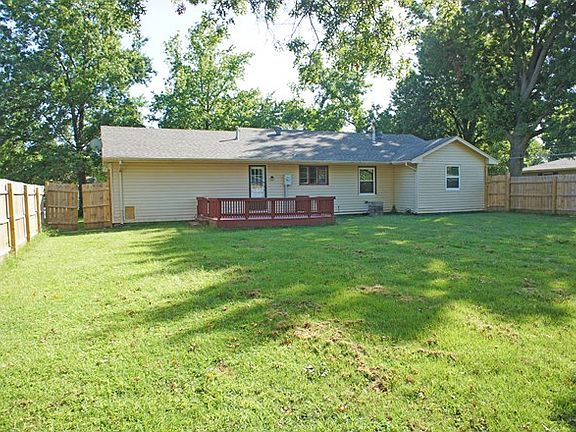 4th image of 703 Twin Lakes Dr