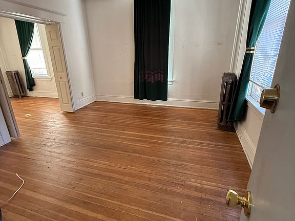 3rd image of 1527 Belmont Ave APT 4