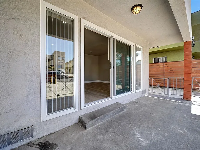2040 S Sherbourne Dr — Photo 25