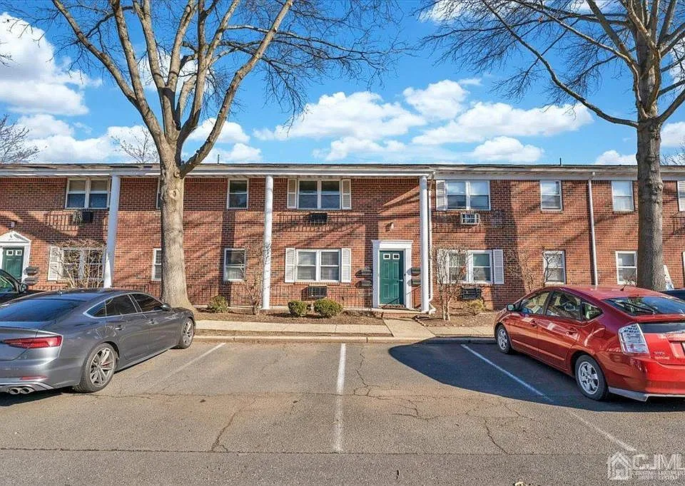 289 Main St #8K