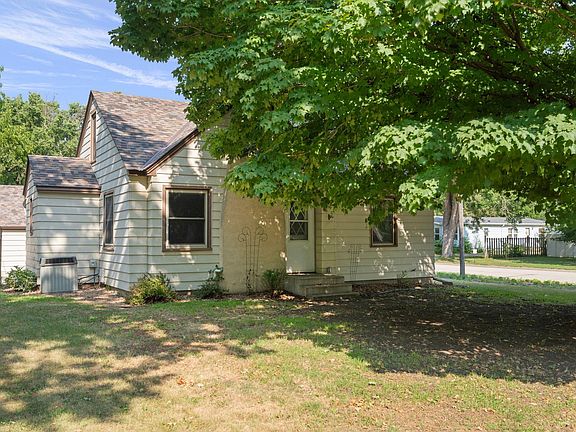 3rd image of 1028 1st Ave NE