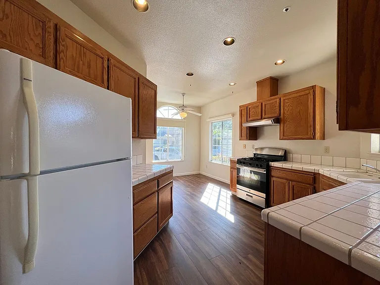 2160 Camenson St — Photo 8