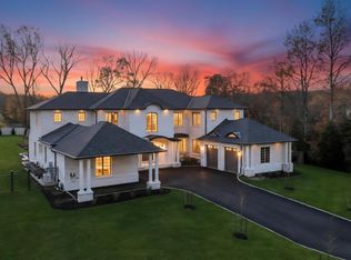 6 Gables Ct, Dix Hills, NY 11746