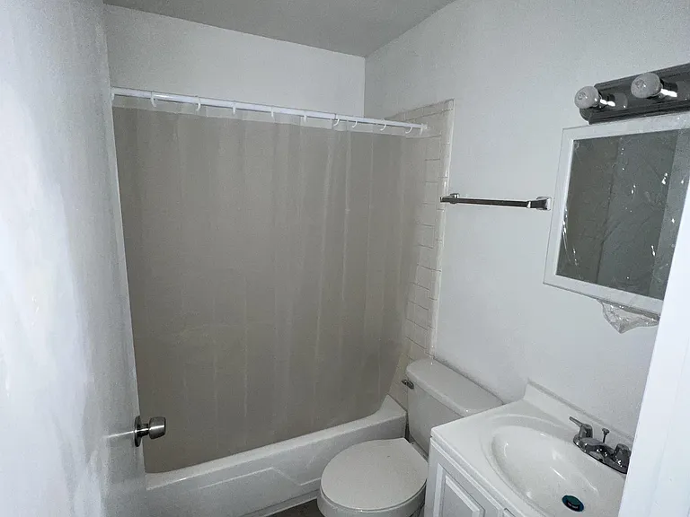 1067 Salem Ave — Photo 4