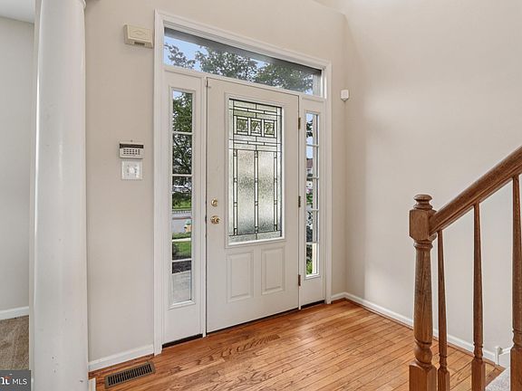 4th image of 9 Lawrence Ln