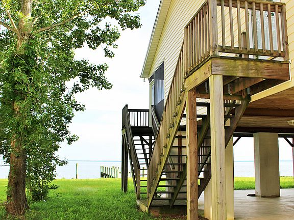 Double stairways for entry