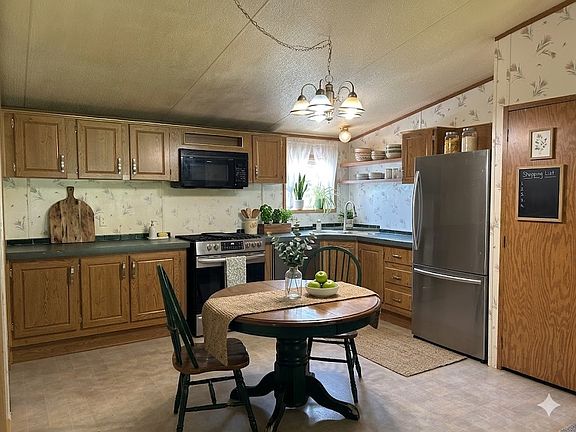 3rd image of 5 Spruce Ln