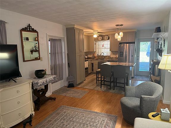 3rd image of 37 Pine St