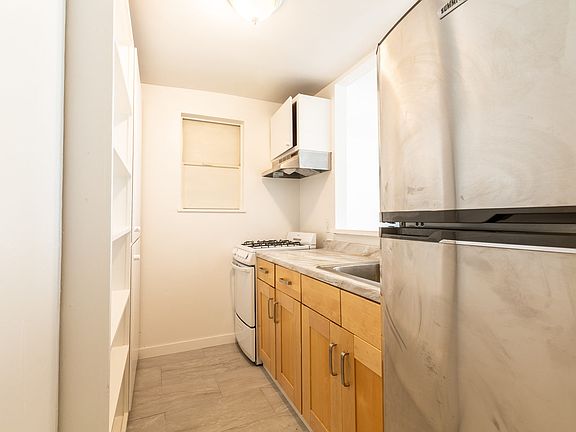 3rd image of 2082 Bush St