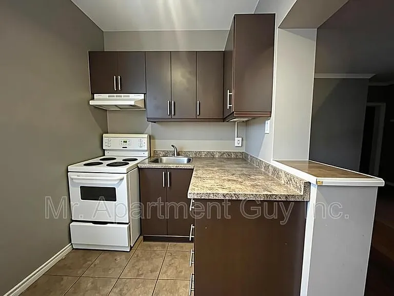 44 Victoria Ave S #105 — Photo 3
