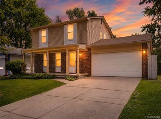 197 Surrey Hts, Westland, MI 48186