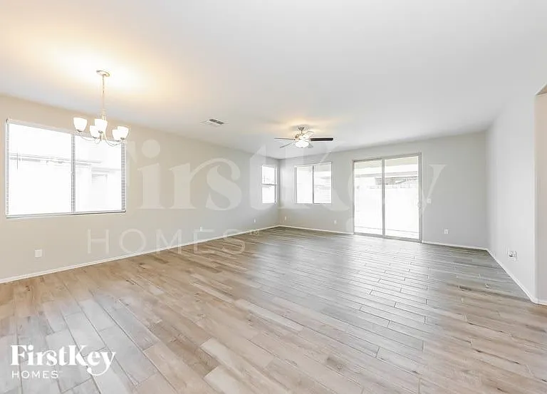 18530 W Robin Ln — Photo 3