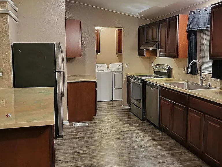 90 Thunderbird Ave — Photo 3