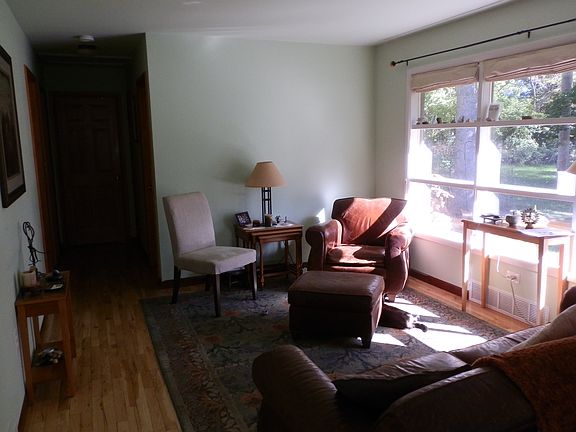 3rd image of 907 Hillside Ct