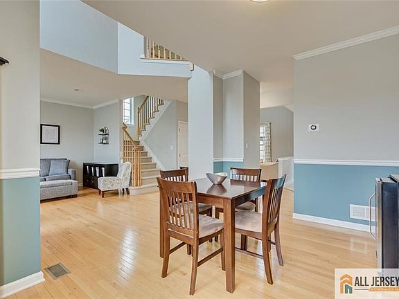 5th image of 10 Eddington Ln