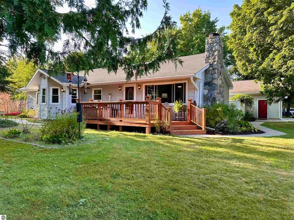 509 E 3rd St, Elk Rapids, MI 49629