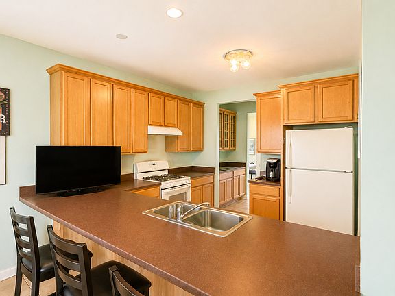 3rd image of 721 Bonaventure Dr