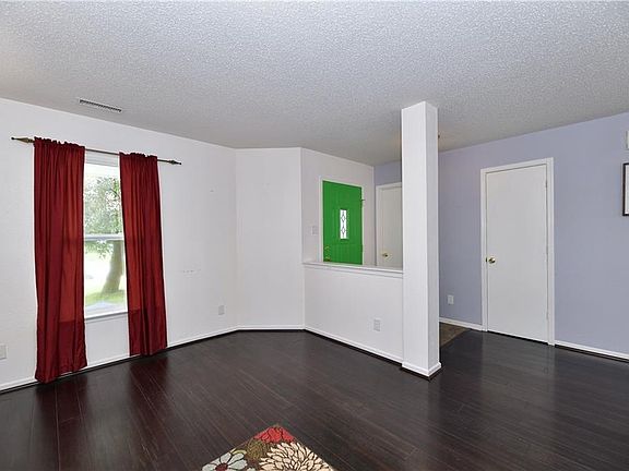 4th image of 979 Rosemary Cir