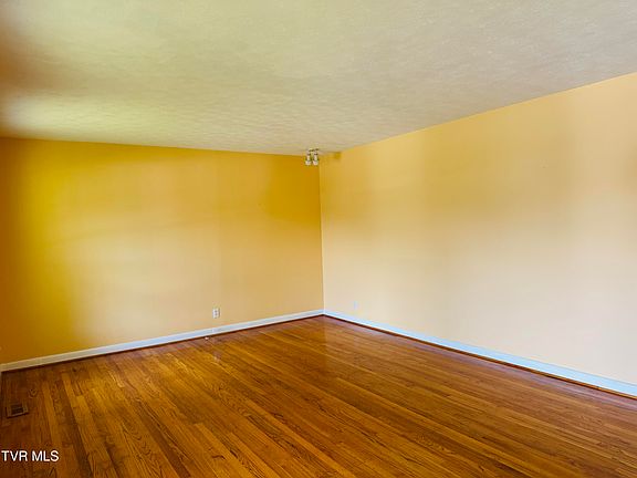 4th image of 3524 Lakeshore Dr