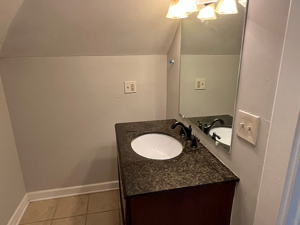 2nd floor full bath with shower