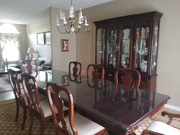 5th image of 19 Buckingham Dr
