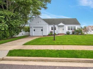 83 Beach Rd, Massapequa, NY 11758