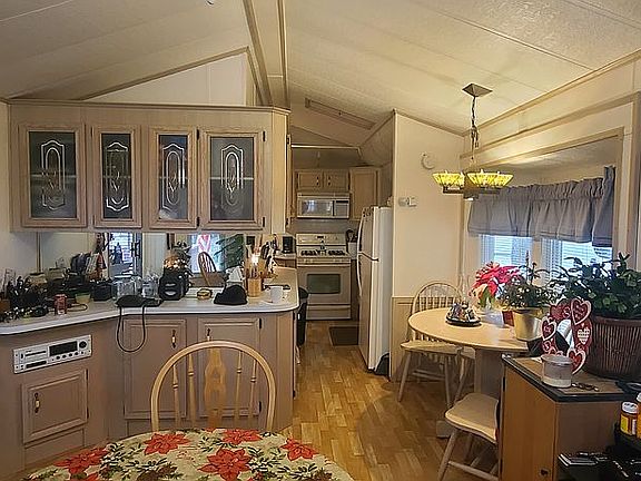 4th image of 135 Thompson Ln #76