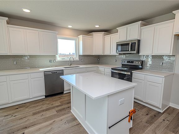 3rd image of 715 NE Doe Pointe Dr