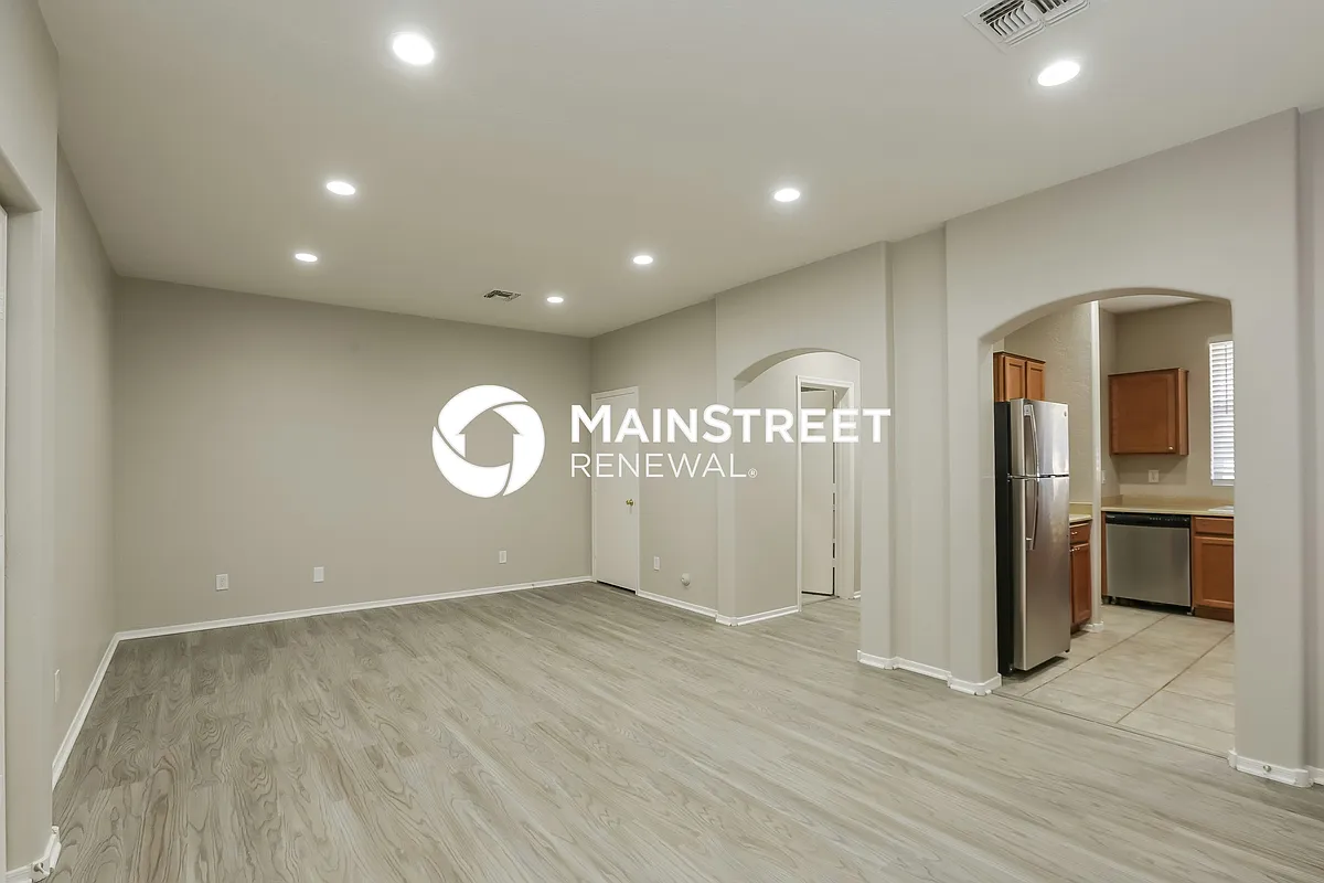 Living Room - 5337 W Warner St