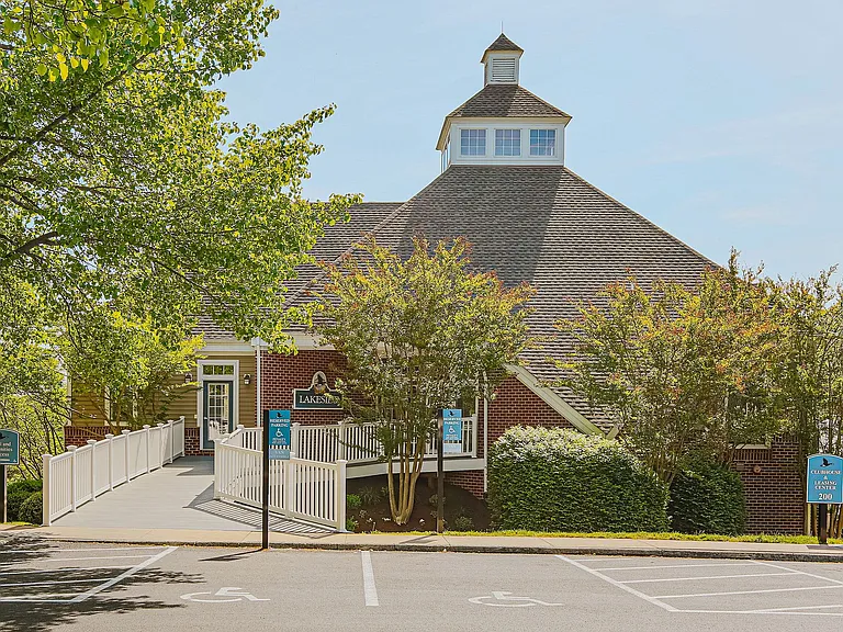 Lakeside Apartments — Photo 14