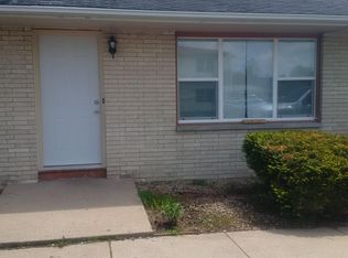 202 Admiral Dr APT 3, Harvard, IL 60033