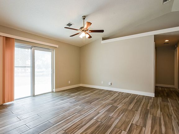 3rd image of 12123 Woodglen Cir