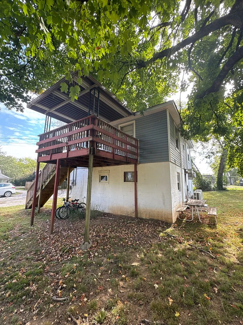 Charming 2-Bedroom Upstairs Duplex in Lebanon Utilities & Lawn Care Included! — Photo 3