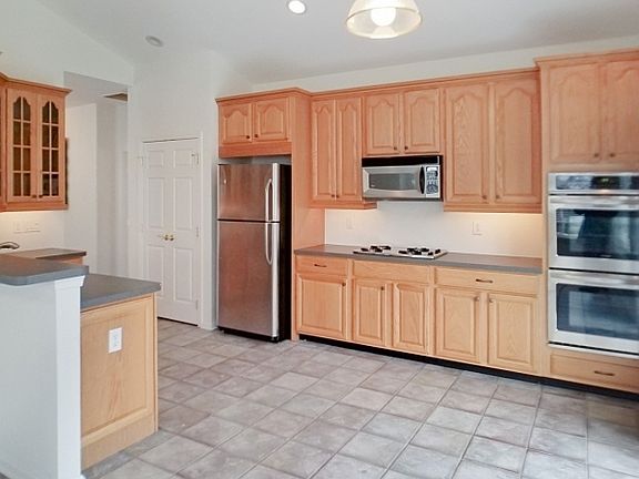 4th image of 37 Esplanade Dr