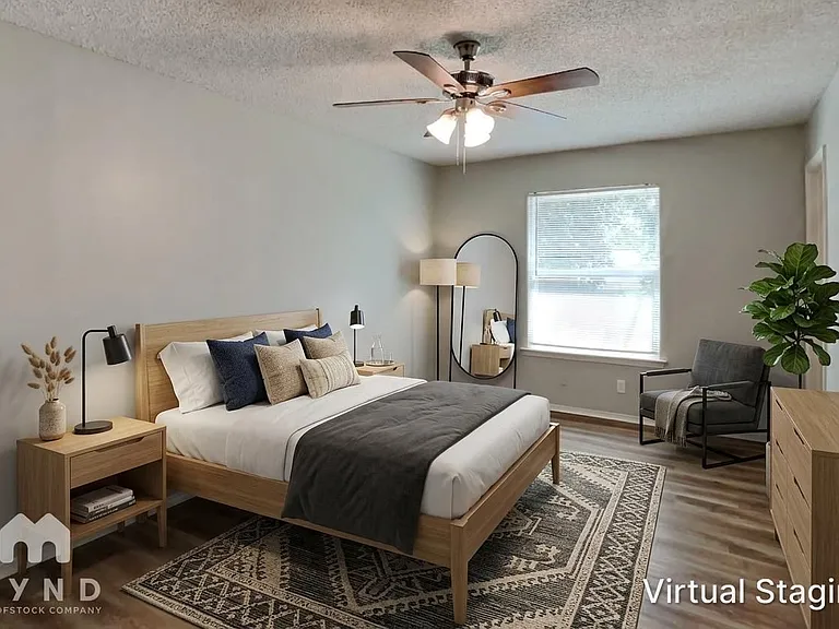 915 Winnie St — Photo 3