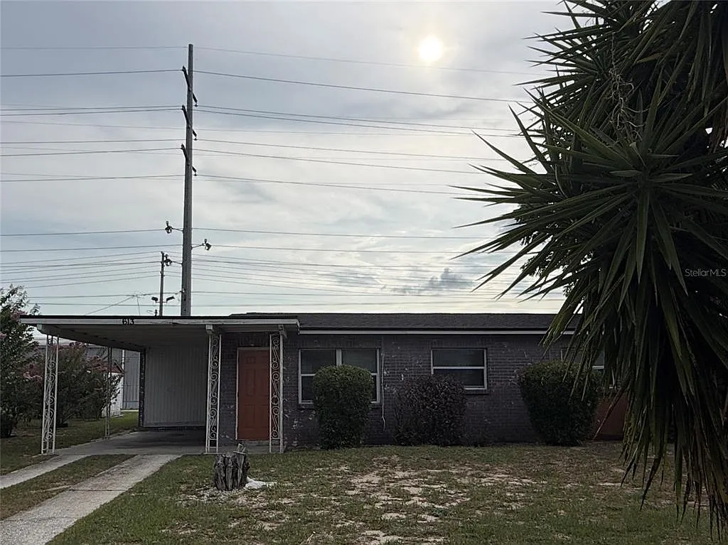 3 bed, 1.0 bath, 864 sqft, $1,275 — Photo 1