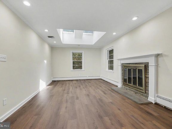3rd image of 813 Stony Brook Dr