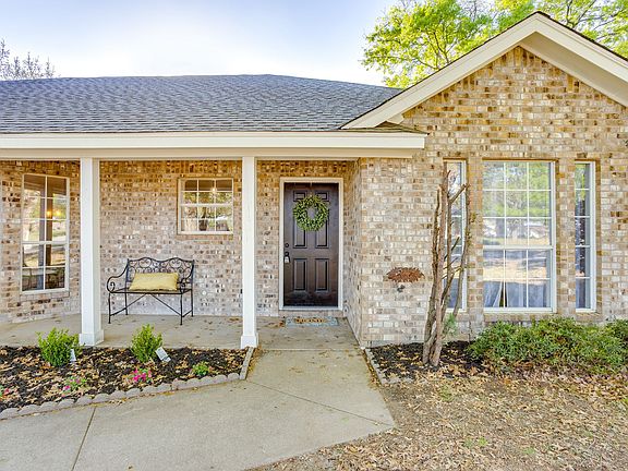 3rd image of 615 Rosewood Pl
