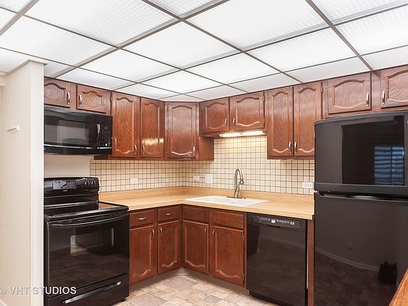 5th image of 9737 N Fox Glen Dr APT 6M