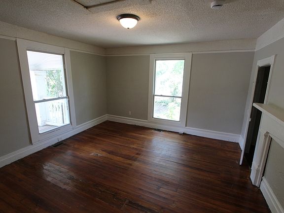 4th image of 442 Hall St