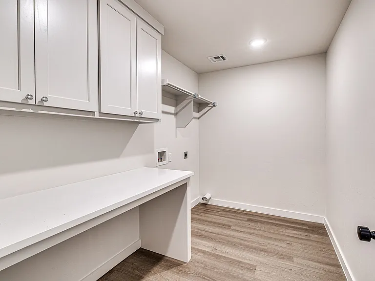 608 W 2nd St #110 — Photo 23